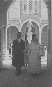 1933 P. Lagrange avec le roi des Belges