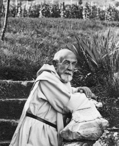 P. Lagrange agenouillé