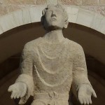 St Étienne prie
