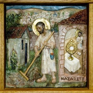 Détail d'un bas-relief réalisé par Sr Mercédès osb retraçant les vies de Jésus et du bienheureux Charles de Foucauld. Abbaye Notre-Dame des Neiges.